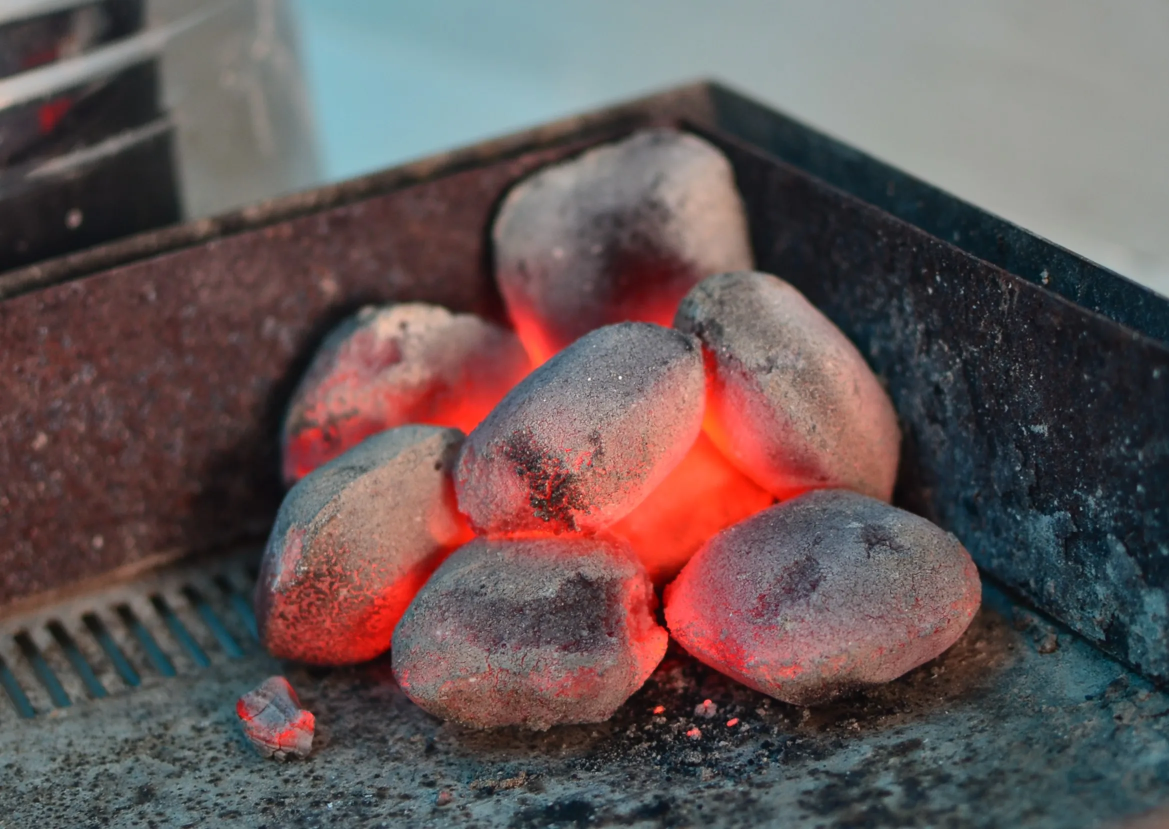 Дешевая цена подушка из кокосовой скорлупы Индонезии/калауд Для Брикетирования древесного угля для барбекю Грили Вьетнама