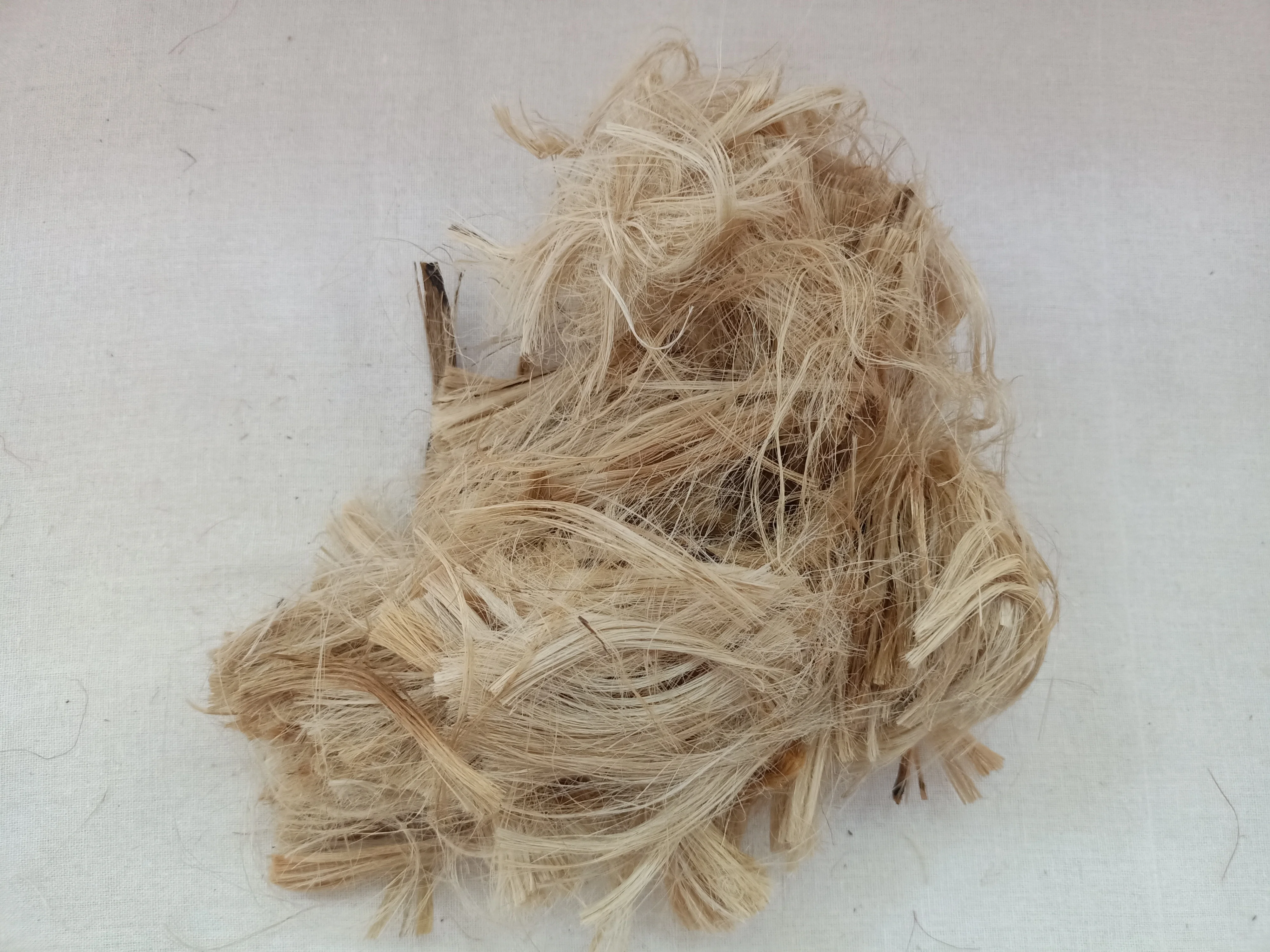 Натуральные пеньковые волокна размером 6 см подходят для текстильных спиннеров и образовательных проектов