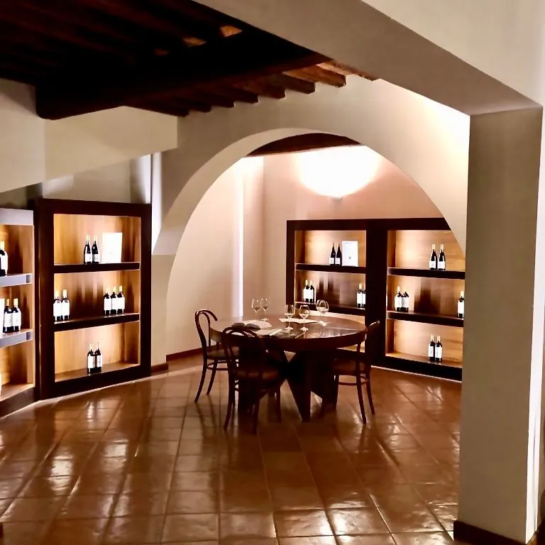 Винный супертосканский винный ящик Castello di Barbialla 2019, красного цвета