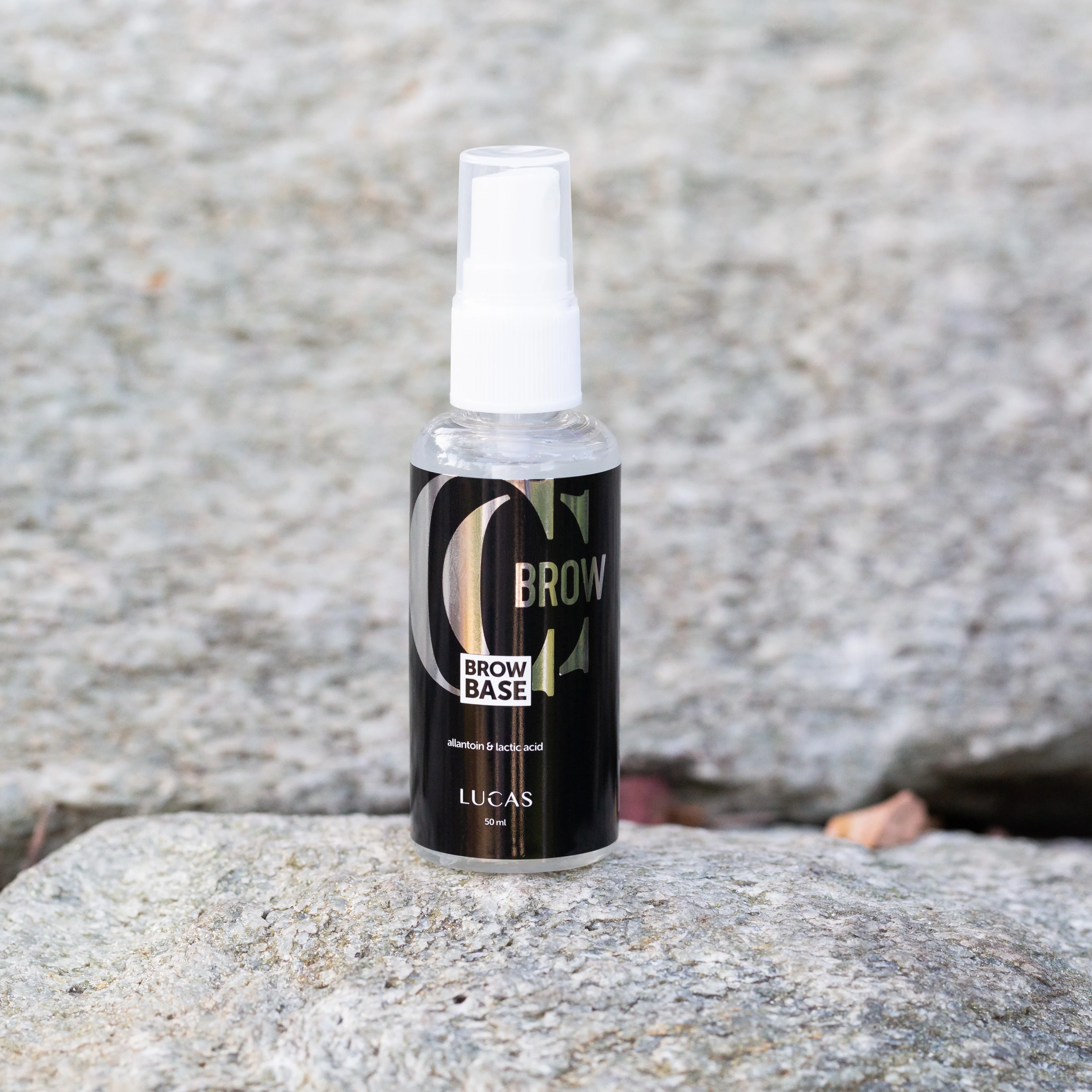 Preparation for coloring eyebrow base effectively defoliates skin with the help of lactic acid, eyebrows