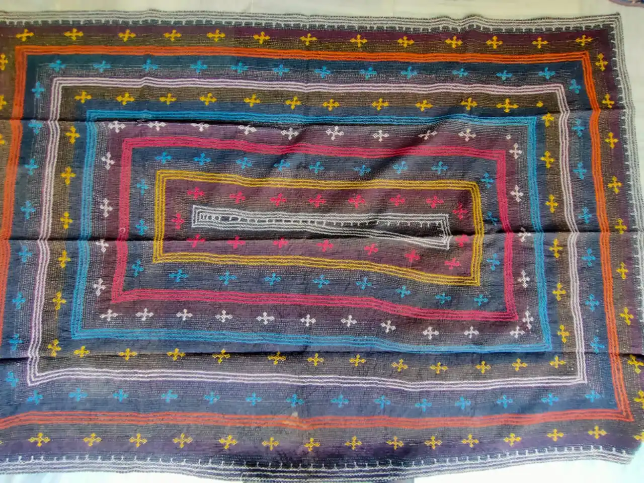 Племенные одеяла и в большом ассортименте этнического дизайна подходящие для дизайнеров интерьера домашнего декора