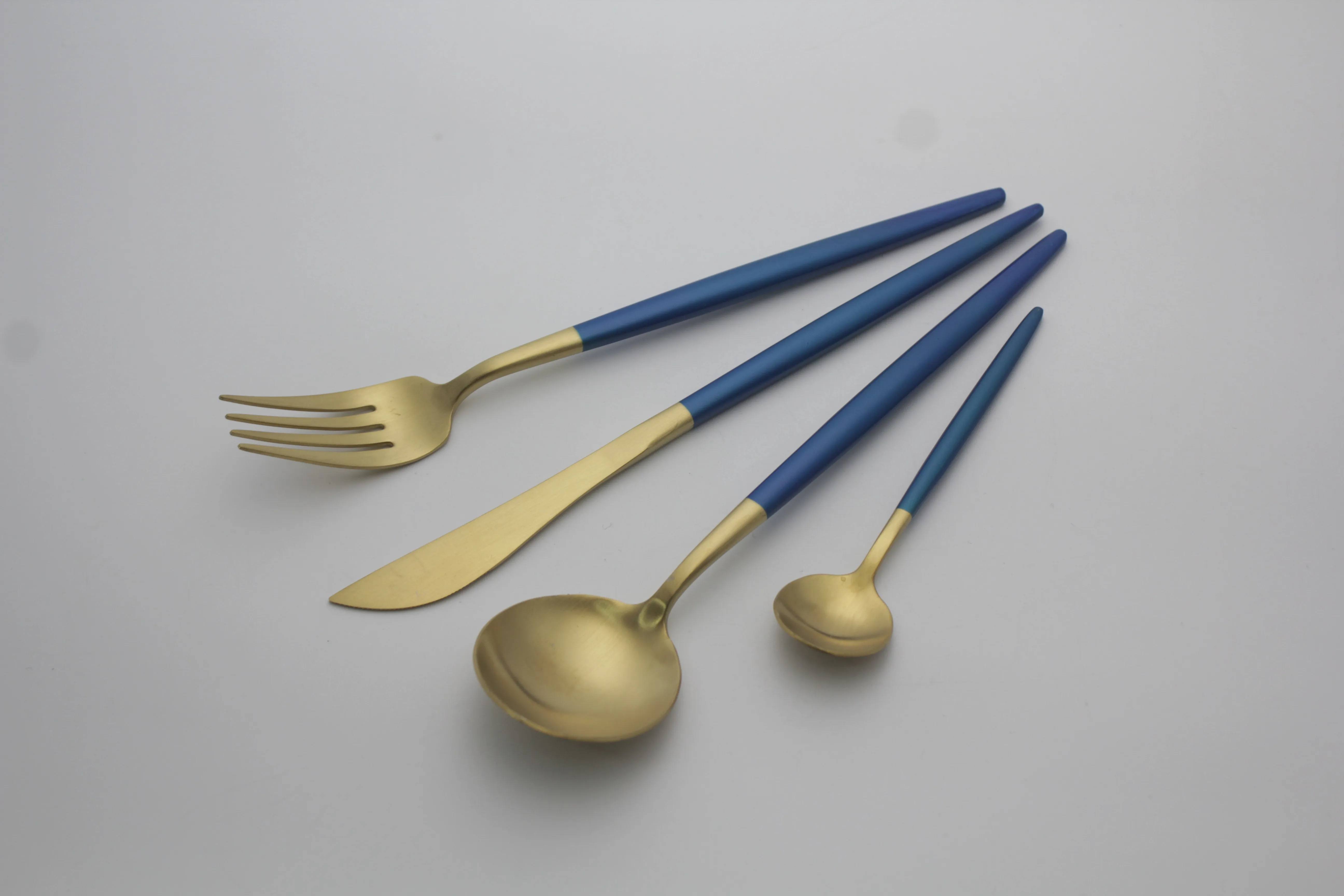 Уникальный золотистый набор столовых приборов столовые приборы из нержавеющей стали с синей ручкой для ужина