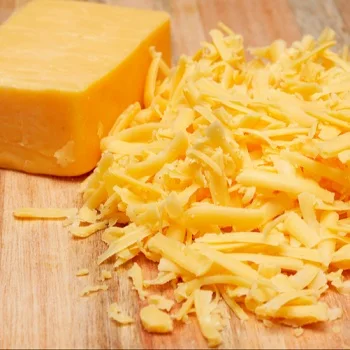 Новый запас измельченного сыра Mozzarella для пиццы