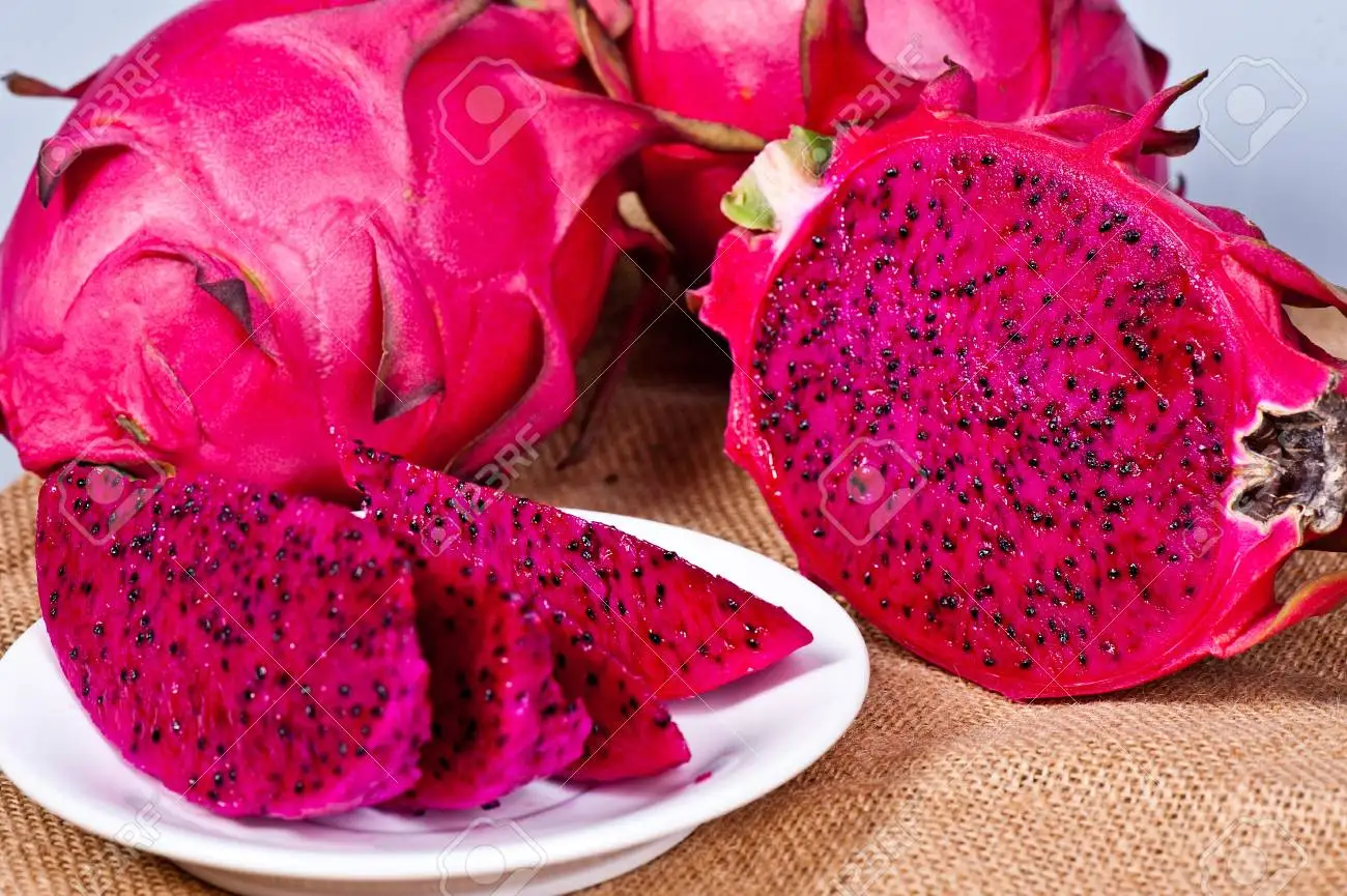 Red Dragon Fruit Made In Vietnam Tropical Food 100% High Quality 80%-90% Maturity