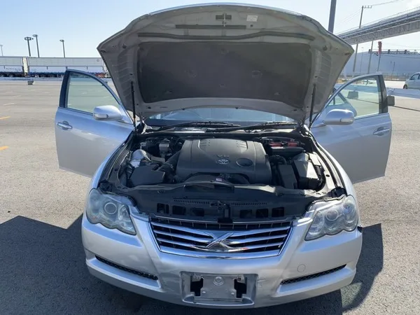 Used Toyota Mark X car with delicate and beautiful appearance