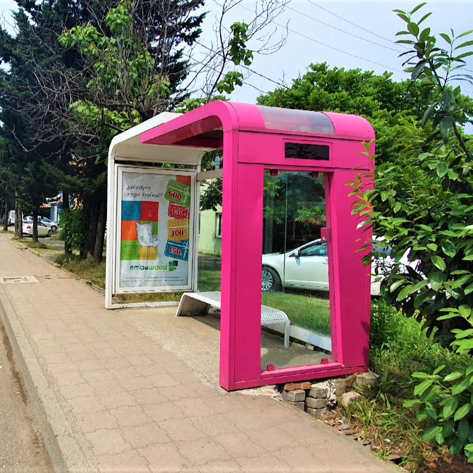 Прямоугольная наружная алюминиевая автобусная остановка с рекламным светодиодным лайтбоксом MUPI, стальная рама и стеклянная передняя панель