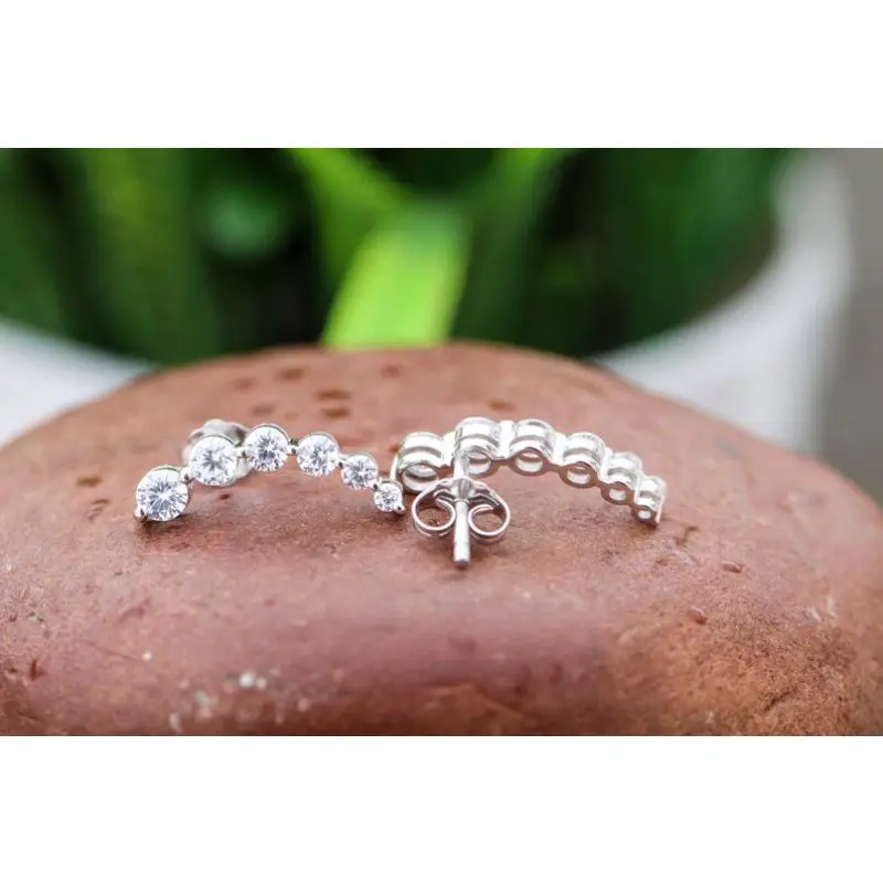 Серьги-гвоздики из белого золота с бриллиантами карат